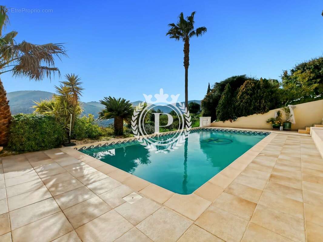 Maison à ROQUEBRUNE-SUR-ARGENS