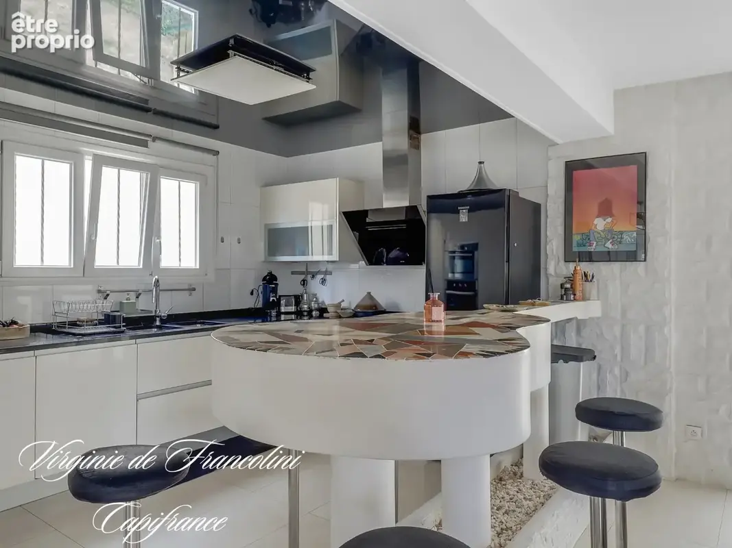 Centre-ville-Coteaux-A vendre belle maison 250 m²-Parcelle 970 m² -6 chambres - Piscine,3 terrasses, dépendance, jardin, garage - photo 6