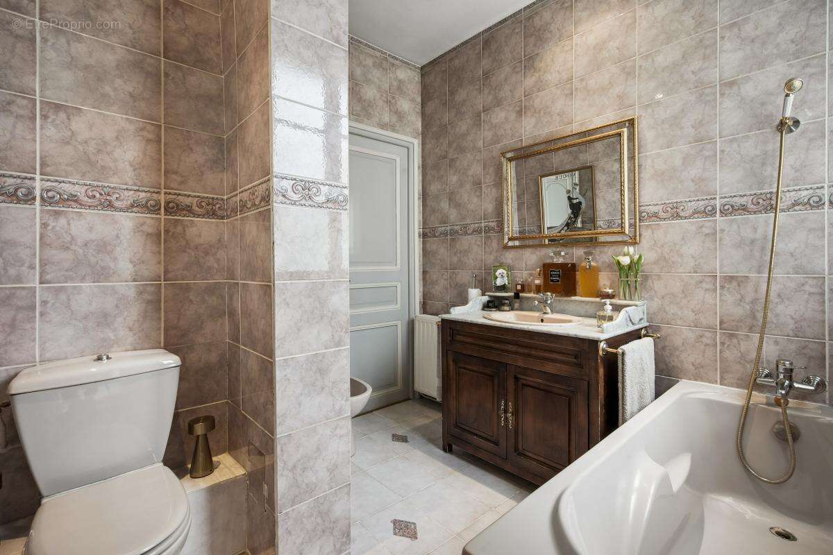Appartement à NEUILLY-SUR-SEINE