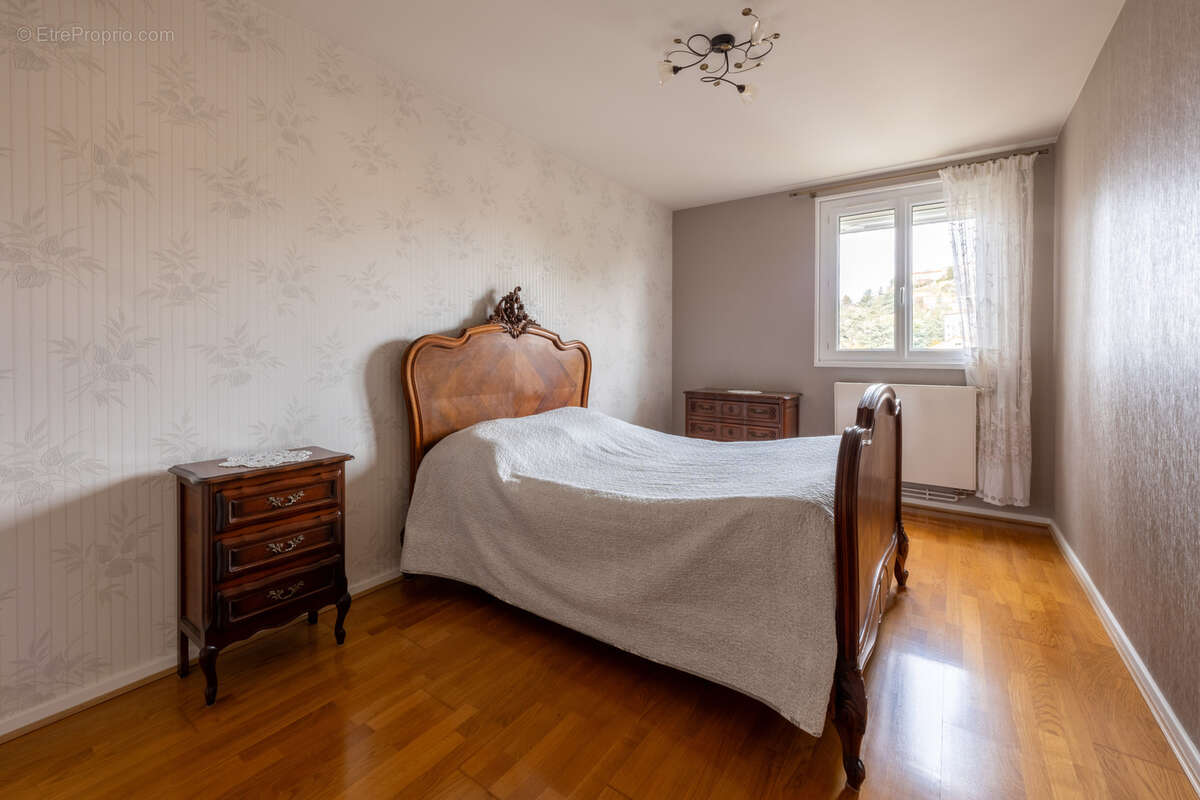 Appartement à SAINT-PRIEST-EN-JAREZ