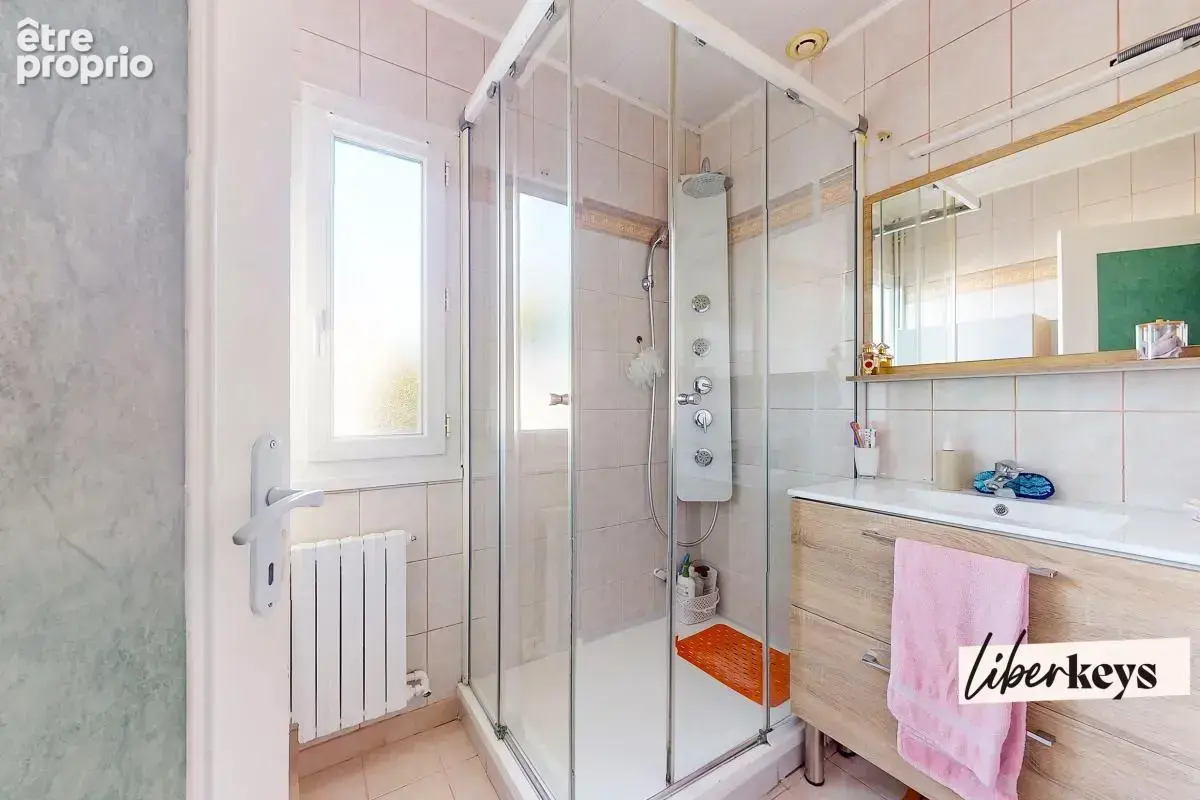Plaisir – Maison familiale de plain-pied - 5 pièces - 120 m² au sol avec jardin et garage, proche gare - photo 20