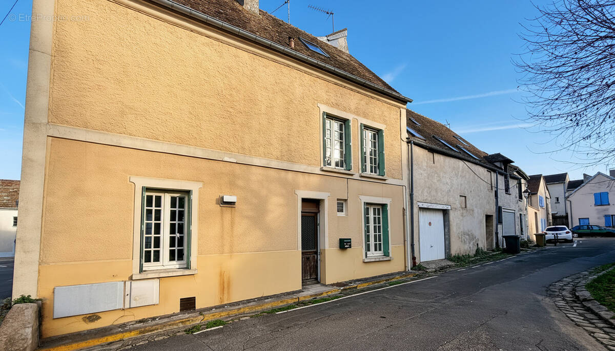 Maison à HOUDAN