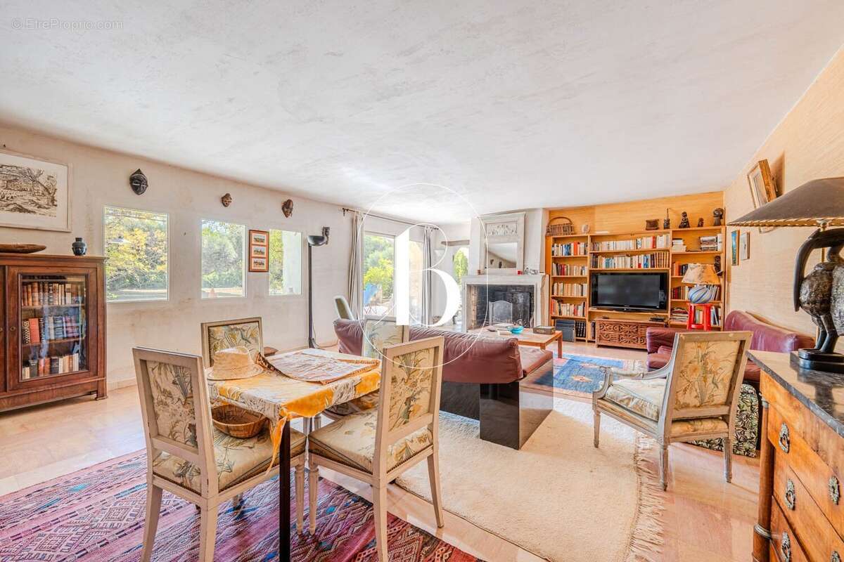UZÈS  Propriété de caractère aux volumes spectaculaires, jardin paysager et piscine - photo 20
