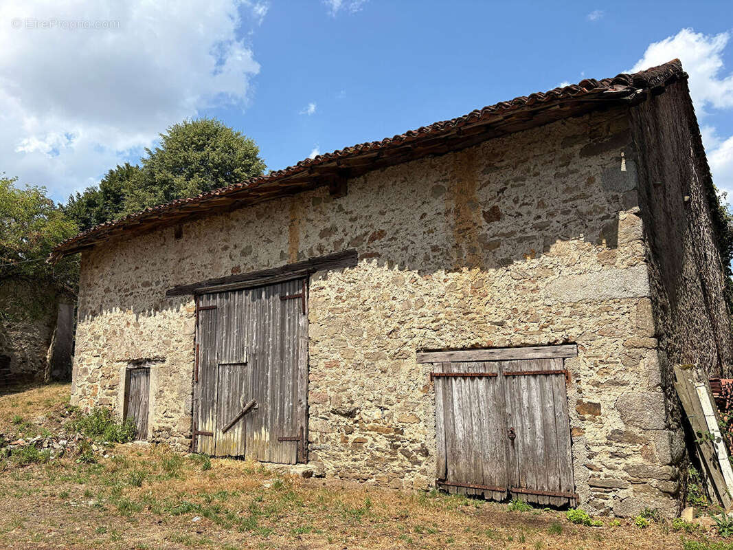 Ensemble de bâtiments à rénover et terrain sur la commune de St Martin Terressus - photo 5