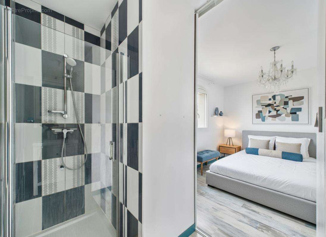 Maison à SAINT-YZAN-DE-SOUDIAC