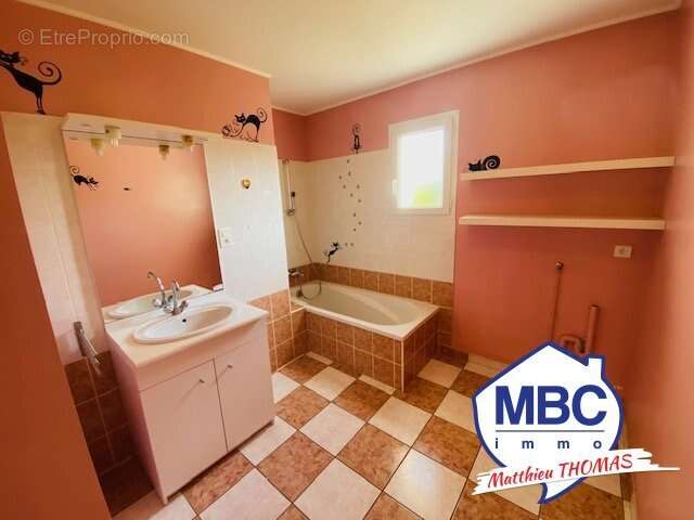 Maison à MONTREVAULT