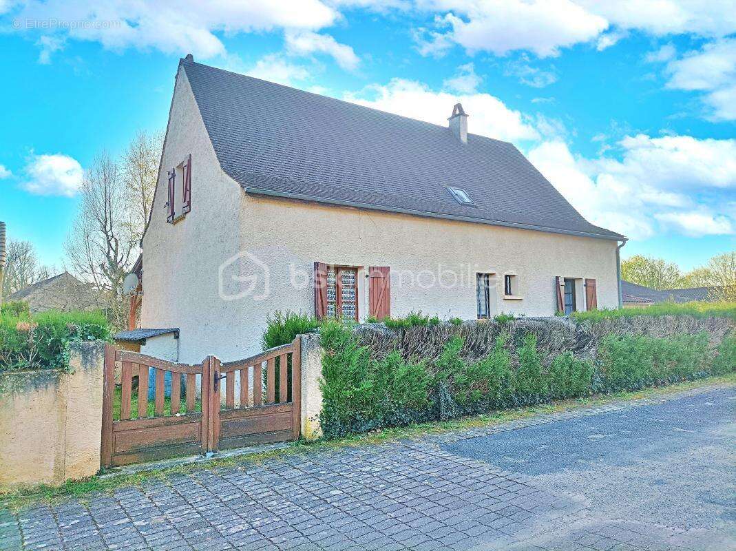 Maison au cœur du village de Cazals : Calme & Commodités à portée de main - photo 3