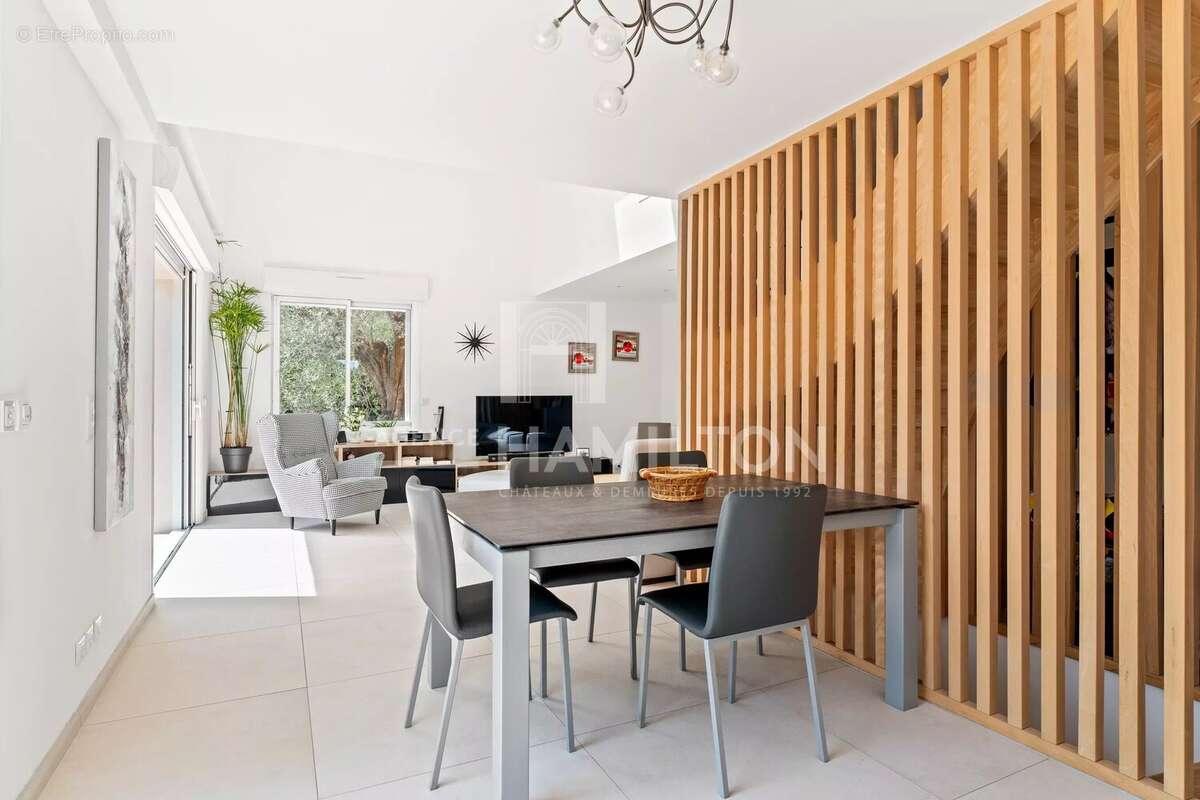 Maison à CHATEAUNEUF-GRASSE