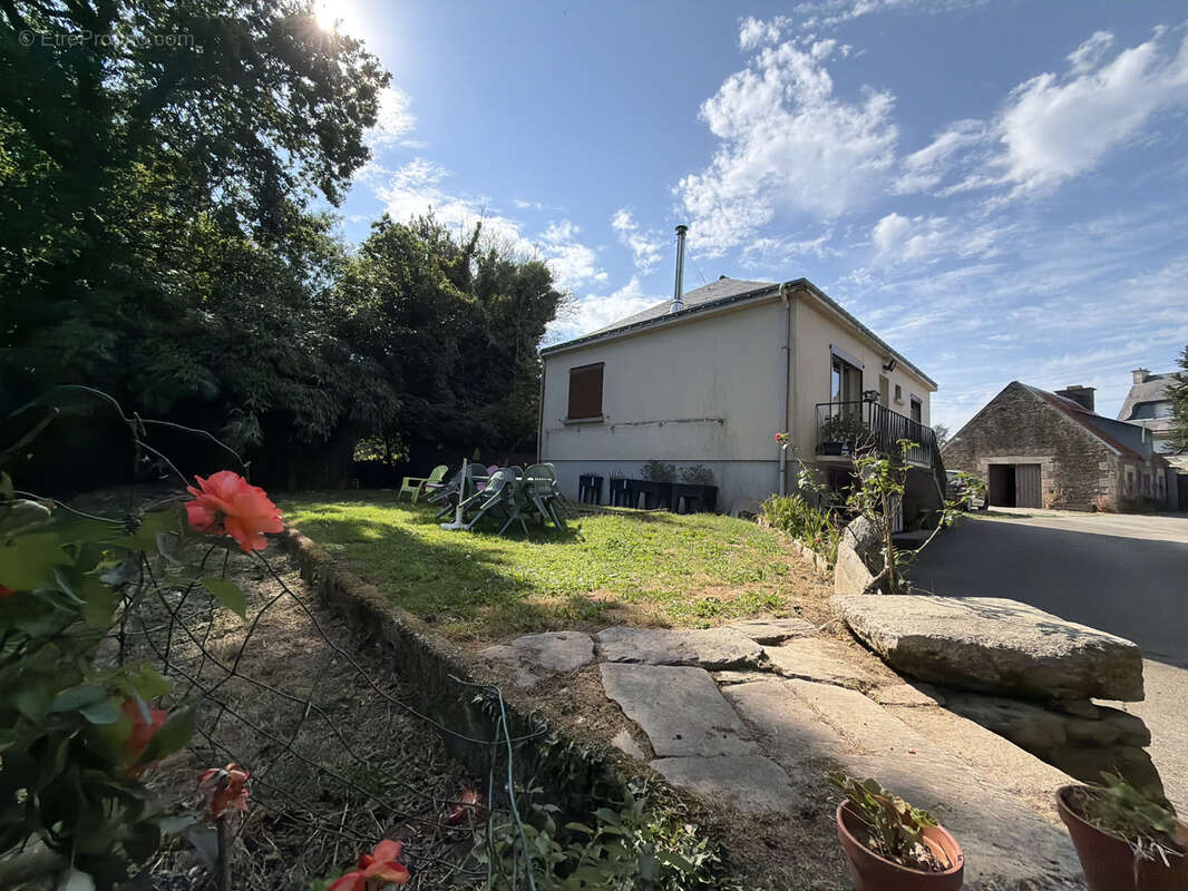 À VENDRE   Maison rénovée avec terrain de 3 327 m2 - photo 2