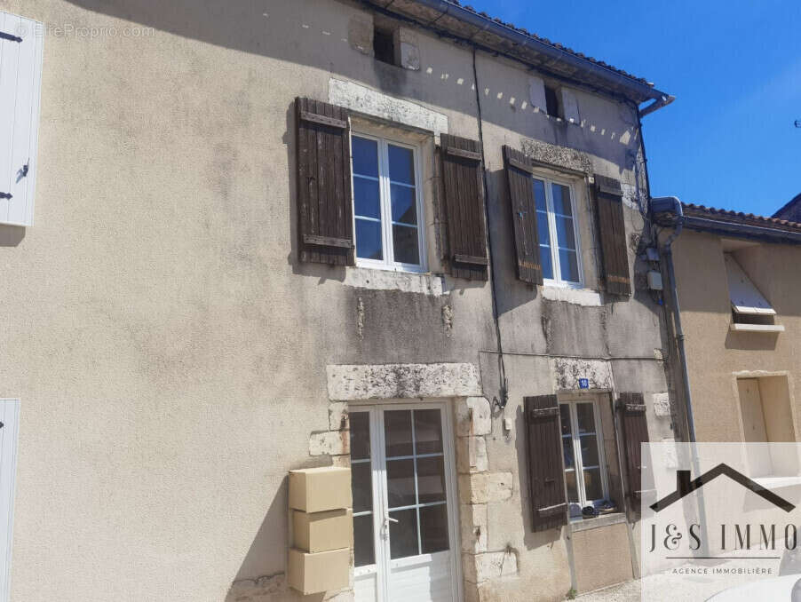 Maison à CHASSENEUIL-SUR-BONNIEURE