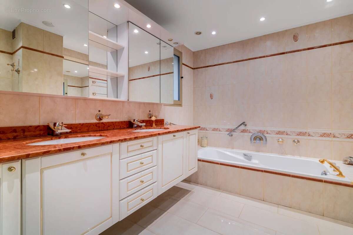 Appartement à VALLAURIS