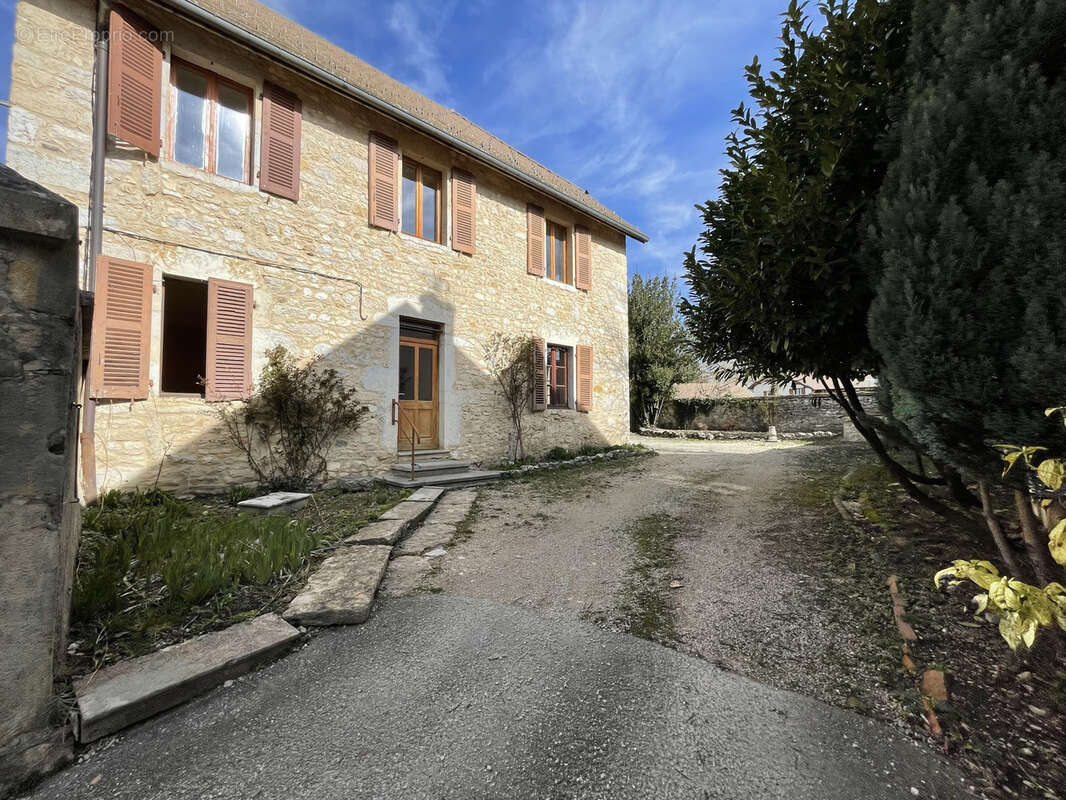 Maison en pierre de 170m2 environ avec cour de 470m2 - dépendance de 44m2 - photo 2
