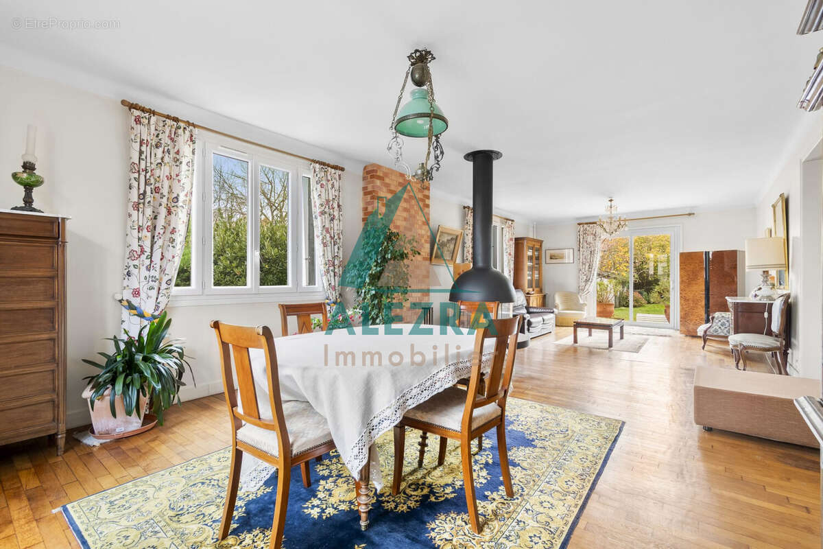 Maison à LE MESNIL-LE-ROI