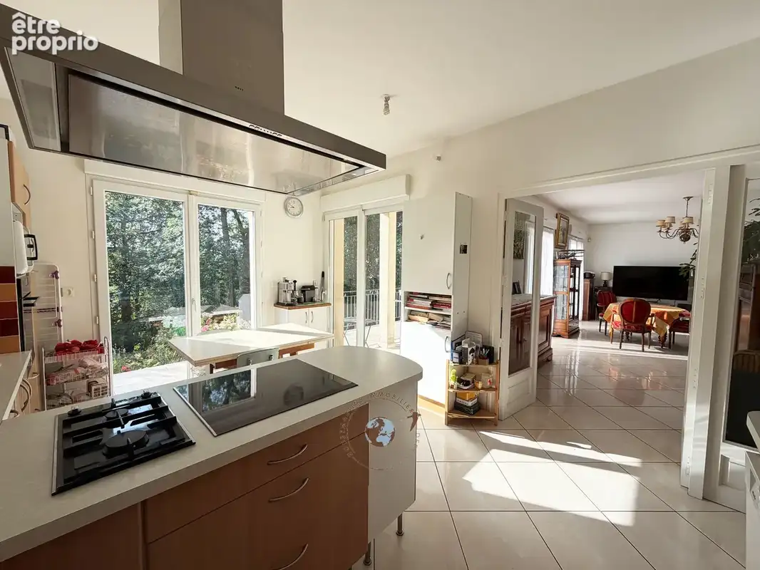 Très belle maison nichée dans la verdure, tout proche du centre. - photo 5