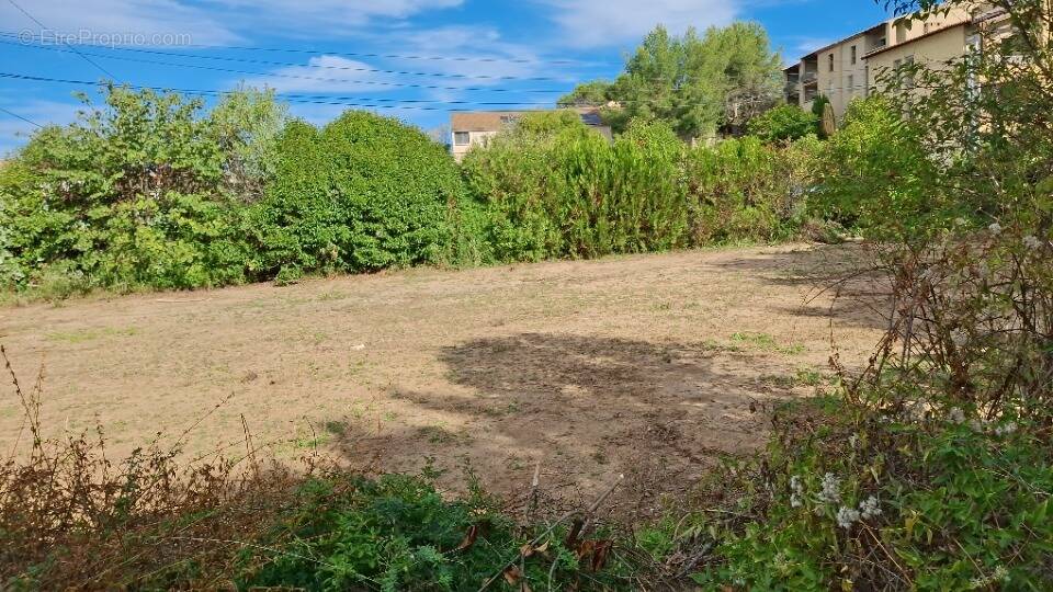 Terrain à PERTUIS
