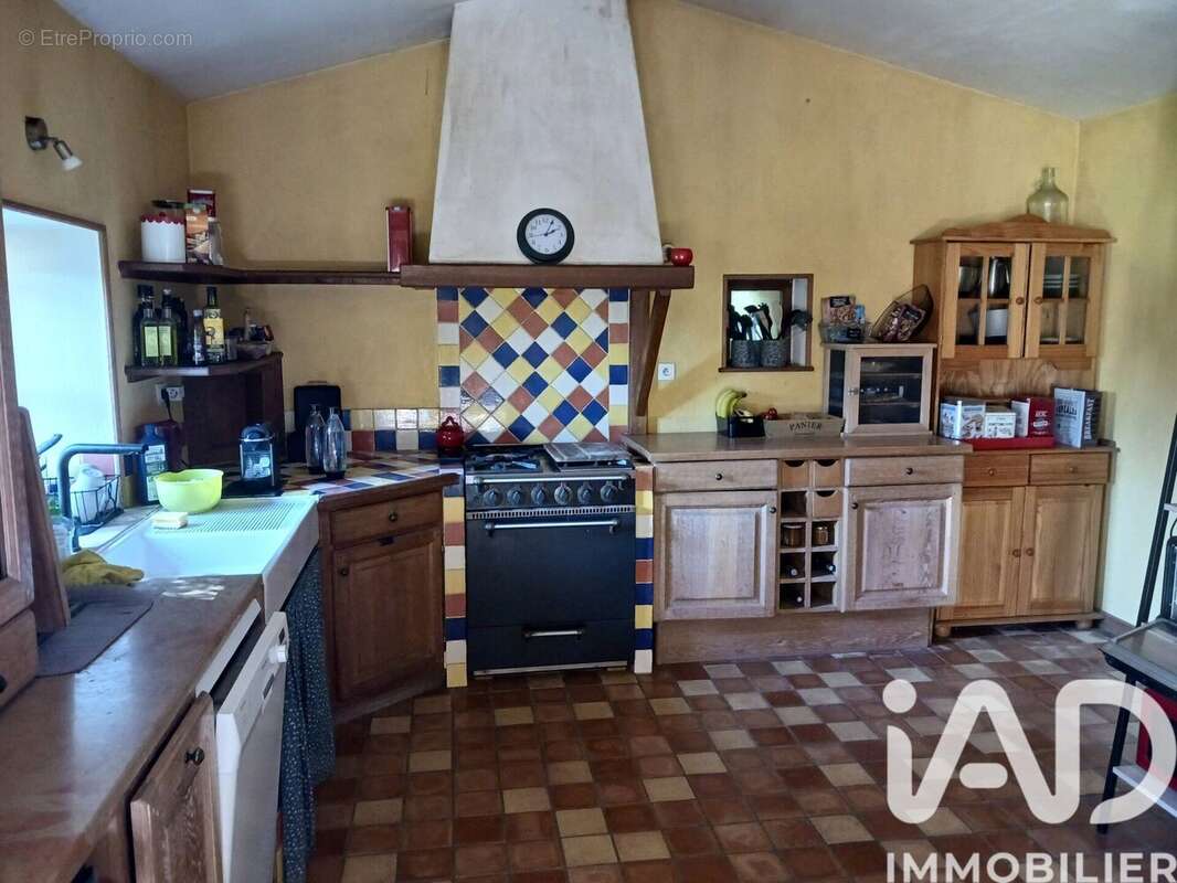 Maison 190 m² à Champagne-Saint-Hilaire  - photo 2