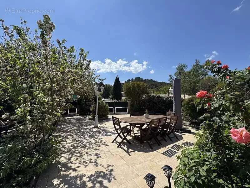 Maison à LA ROQUE-D&#039;ANTHERON