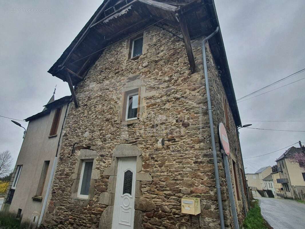 Pradinas- maison de village avec terrain et dependances - photo 6
