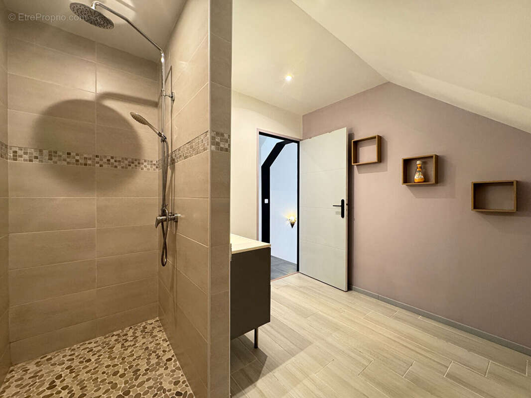 A VENDRE - La Montagne proche Ruisseau Blanc - Villa contemporaine T7 avec piscine, garage et vue mer - photo 12