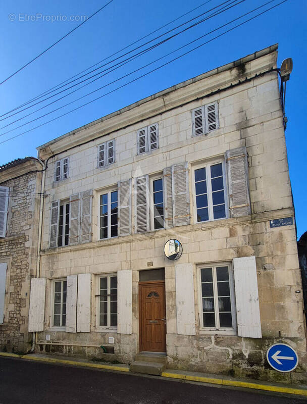 Appartement à SAINT-JEAN-D'ANGELY