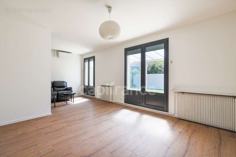 À vendre à Sainte-Geneviève-des-Bois, maison climatisée :    de 123 m², 5 chambres, véranda, garage, sans travaux et parfaitemen - photo 11