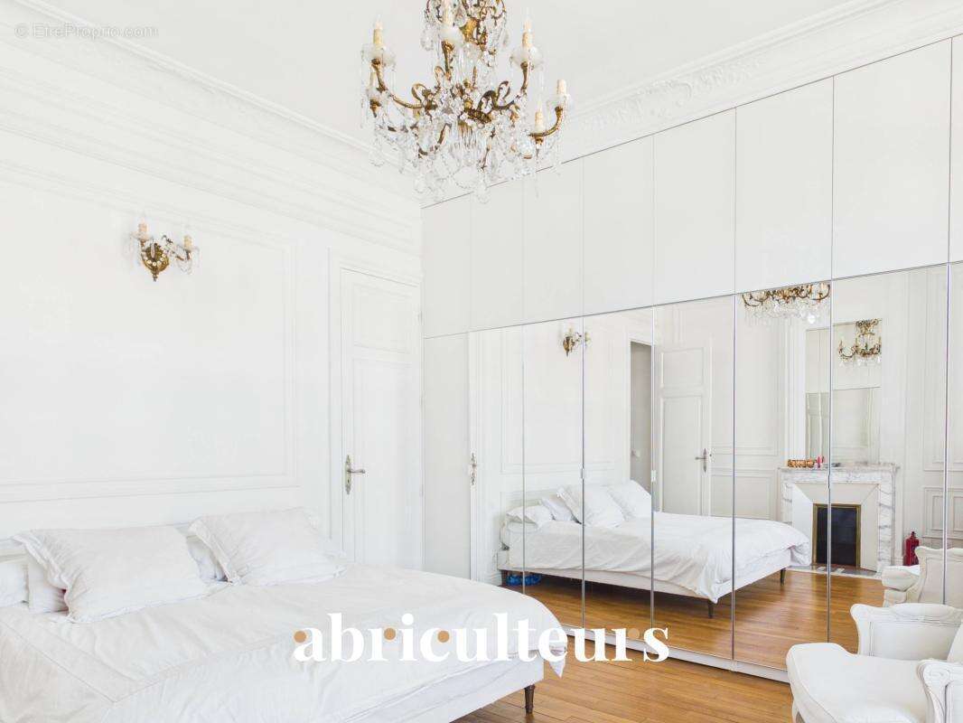 Appartement familial - 189 m² - 7 pièces - Charme de l'ancien en vente à Saint-Mandé (94160) - photo 12