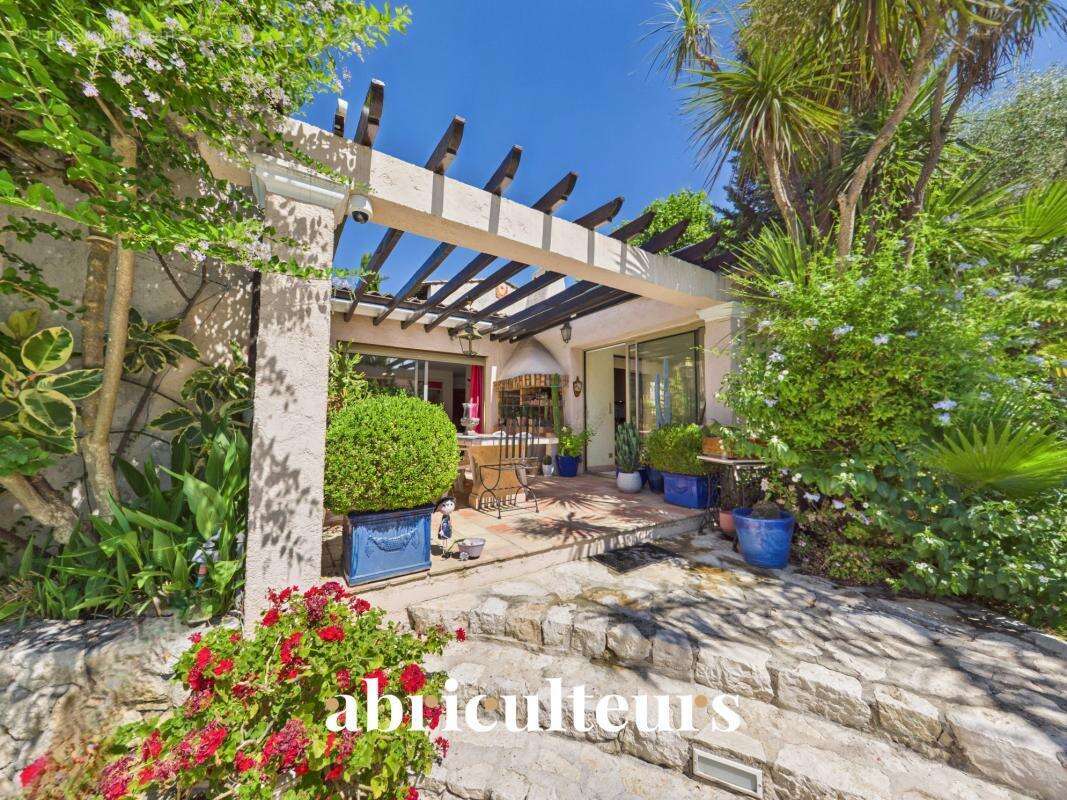 Maison familiale 5 chambres avec piscine et jardin en vente La Colle-sur-Loup (06480) - photo 2