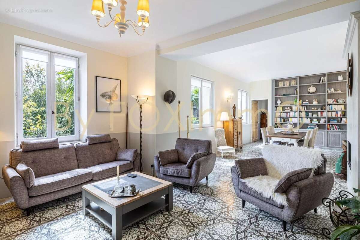 ATYPIQUE & UNIQUE - VENCE Centre ville - Maison 230m2- rénovée- jardin- garage - calme absolu- piscine intérieure - photo 11