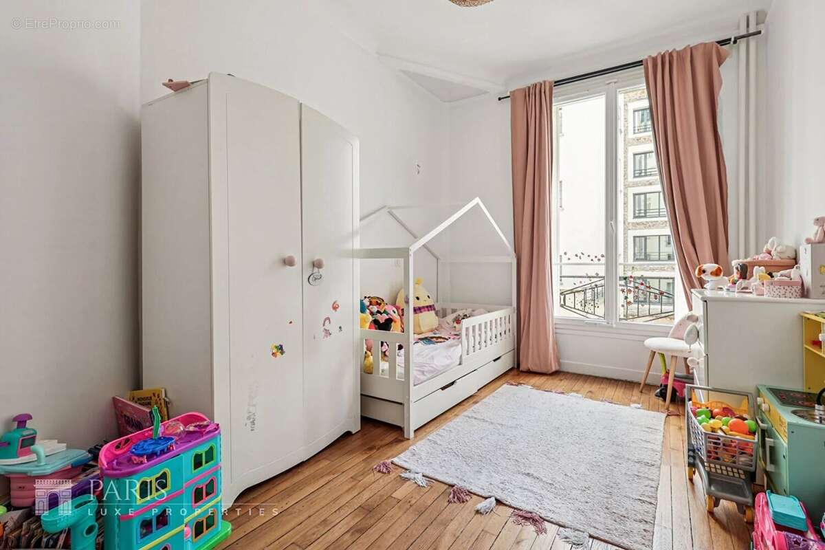 Appartement à PARIS-16E