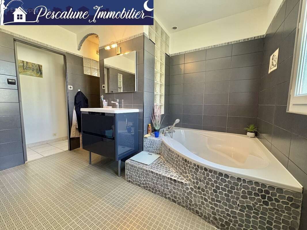 Maison à GALLARGUES-LE-MONTUEUX