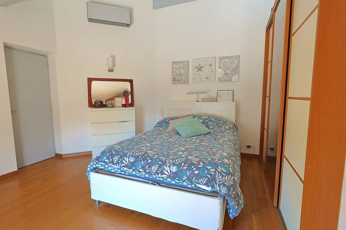 Maison à LA ROQUETTE-SUR-SIAGNE