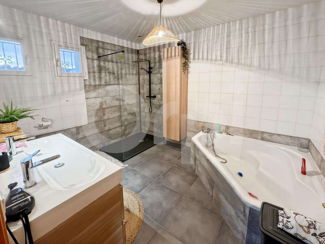 Maison à LE REVEST-LES-EAUX