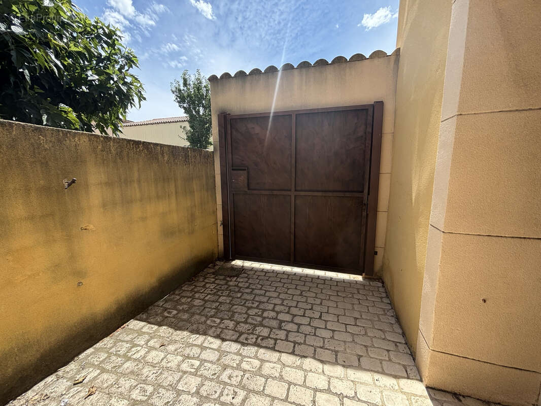 Cazouls ! local commercial de 75 m2 libre avec 2 cours privatives - photo 4