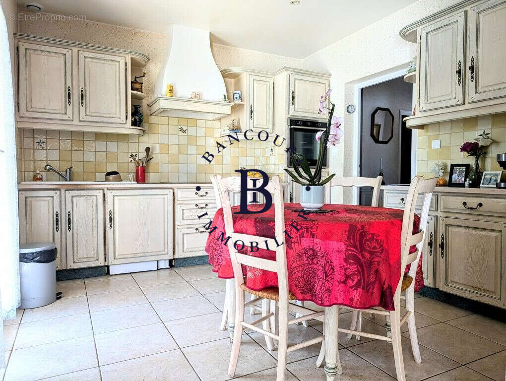 Maison à SAINT-PANTALEON-DE-LARCHE