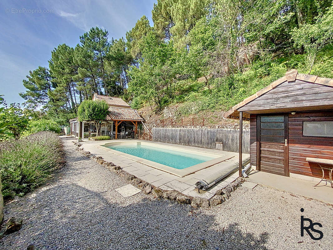 A 5 minutes d’un village avec tous les commerces, une maison de 106 m2 avec piscine et 965 m2 de terrain. - photo 8