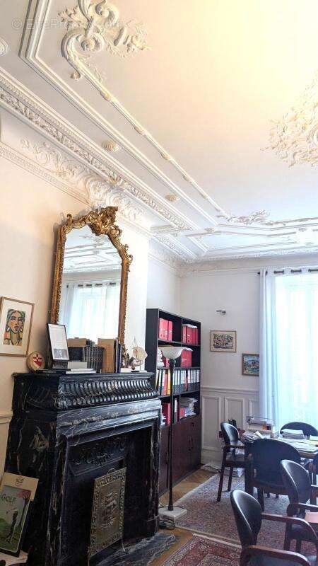 Commerce à PARIS-9E