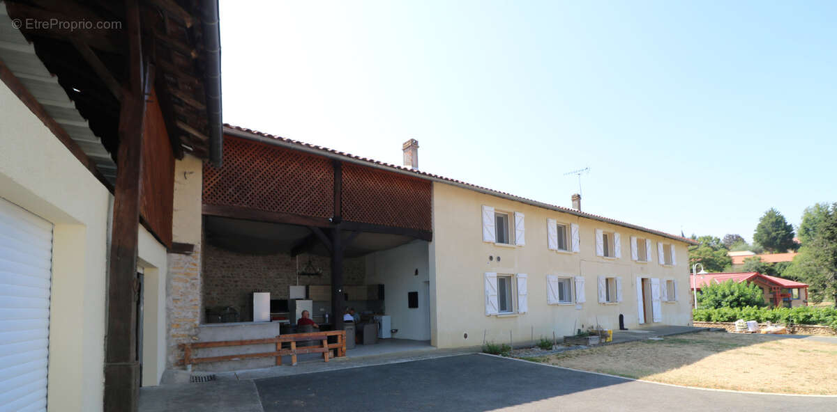 Très Belle Maison de Village entièrement rénovée sur terrain arboré, grandes dépendances, 2297m2 de terrain - photo 21