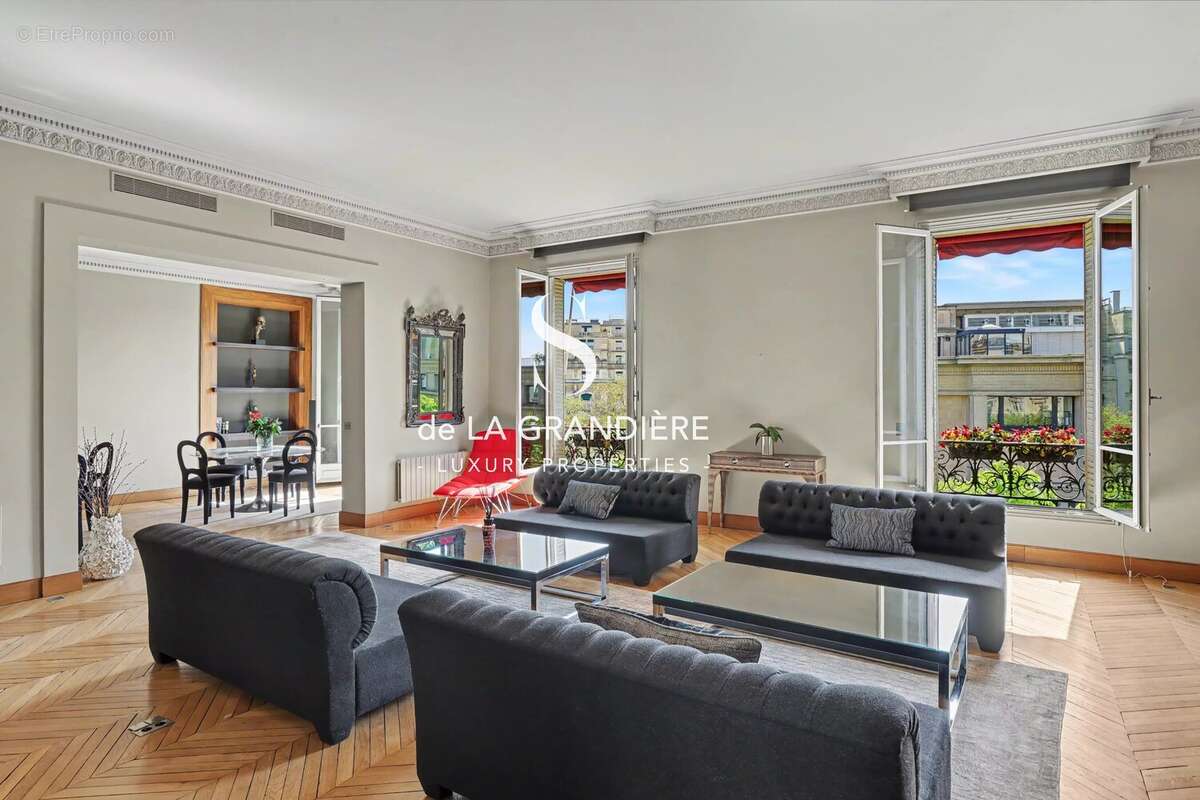 Appartement à PARIS-16E