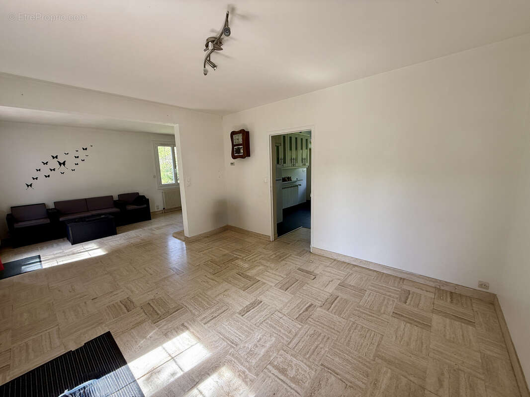 Sublime propriété T 7 avec 2 garages sur un terrain de 1480 m2 - photo 4