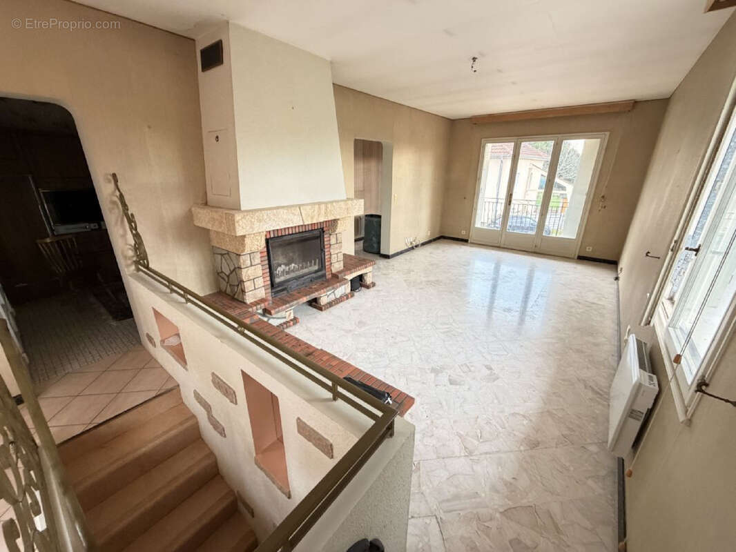 Maison à CREUZIER-LE-VIEUX