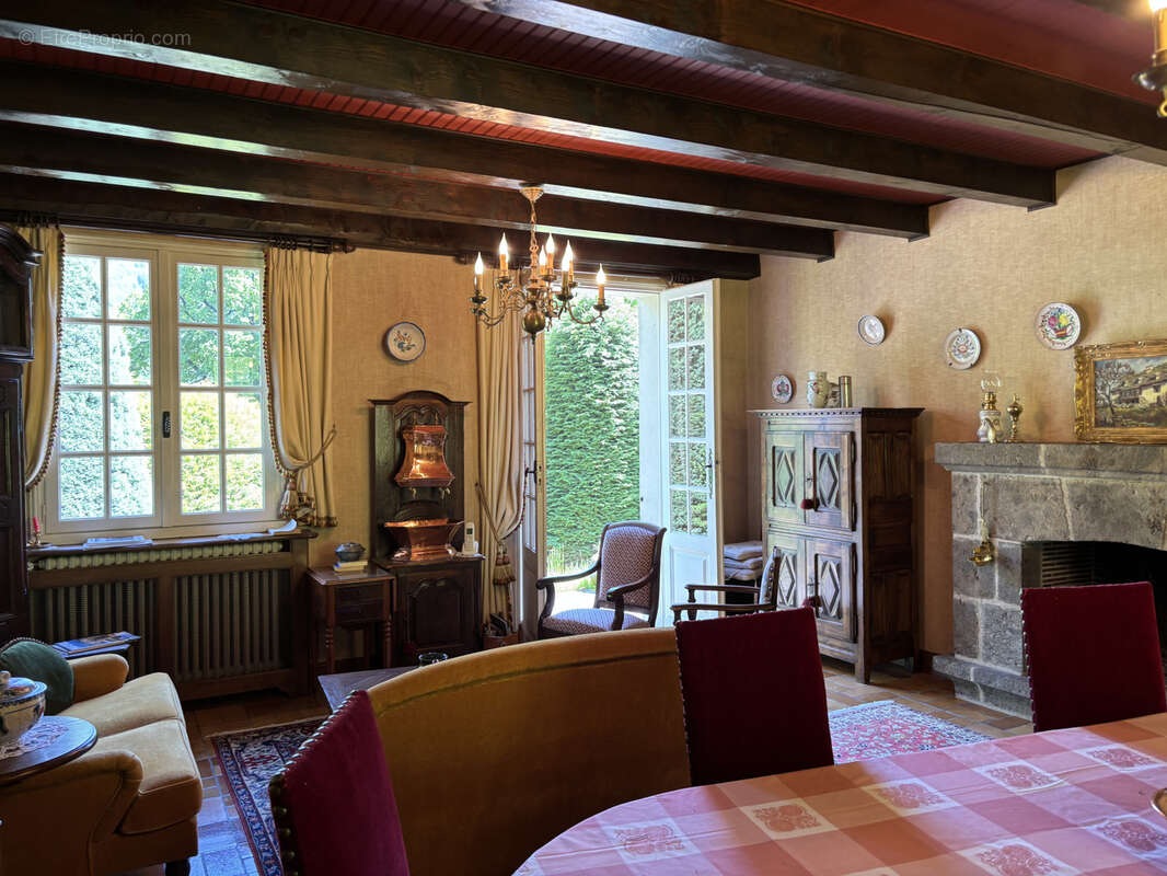 Maison à VIC-SUR-CERE