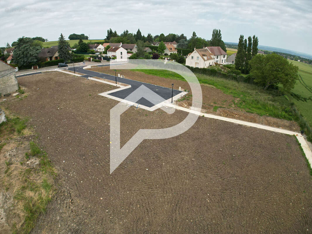 Terrain à FONTENAY-MAUVOISIN