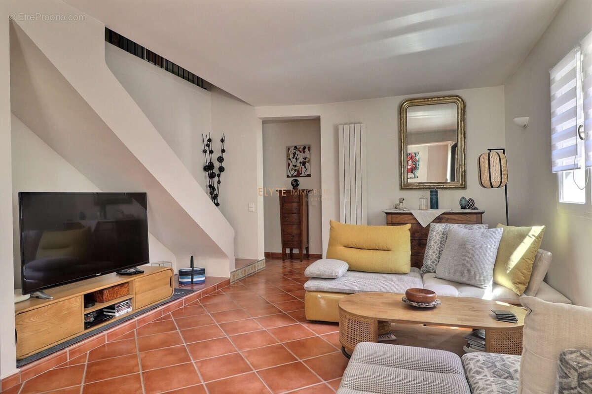 Maison 207 m² à Camps-La-Source  - photo 2