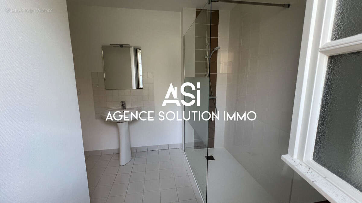 Maison à CRENNES-SUR-FRAUBEE