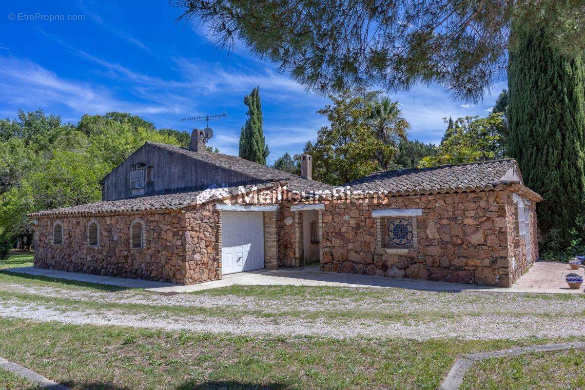 Maison à ROQUEBRUNE-SUR-ARGENS