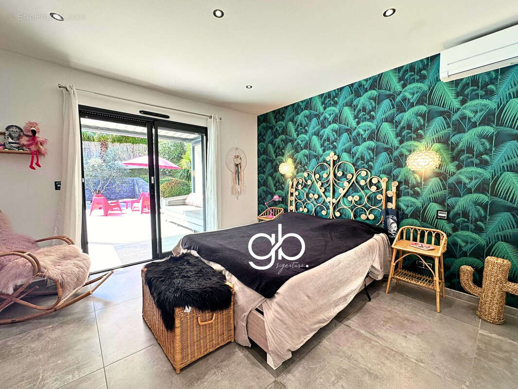 Maison à SAINT-CLEMENT-DE-RIVIERE