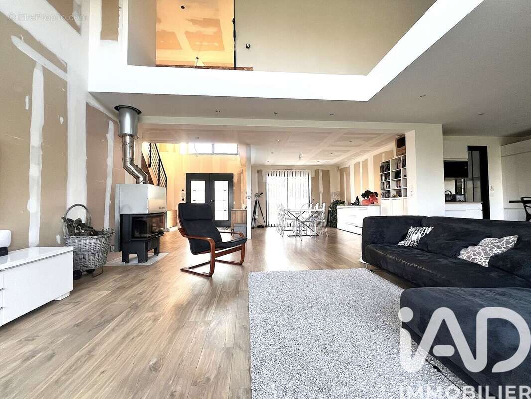 Maison 260 m² à La Brosse-Montceaux  - photo 6