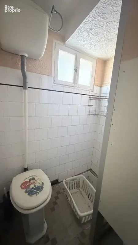 wc et douche à rénover sur palier