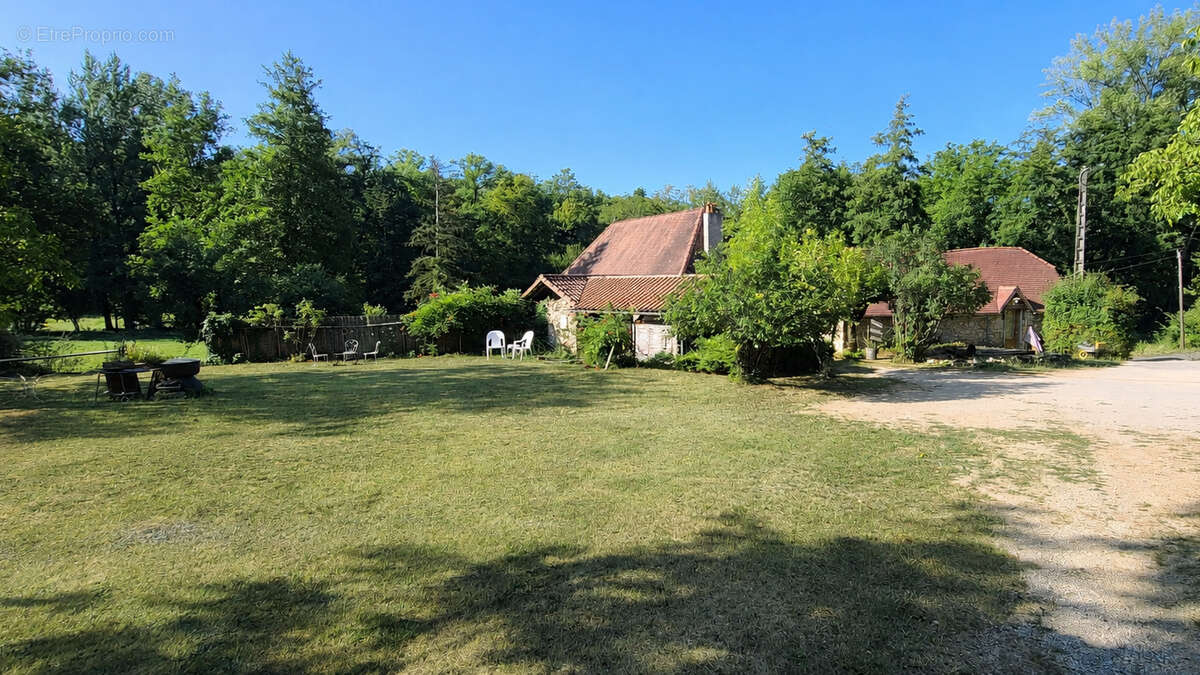 Ancien moulin en pierre, dépendances et près de 1,2 hectare dans un environnement privilégié - photo 11