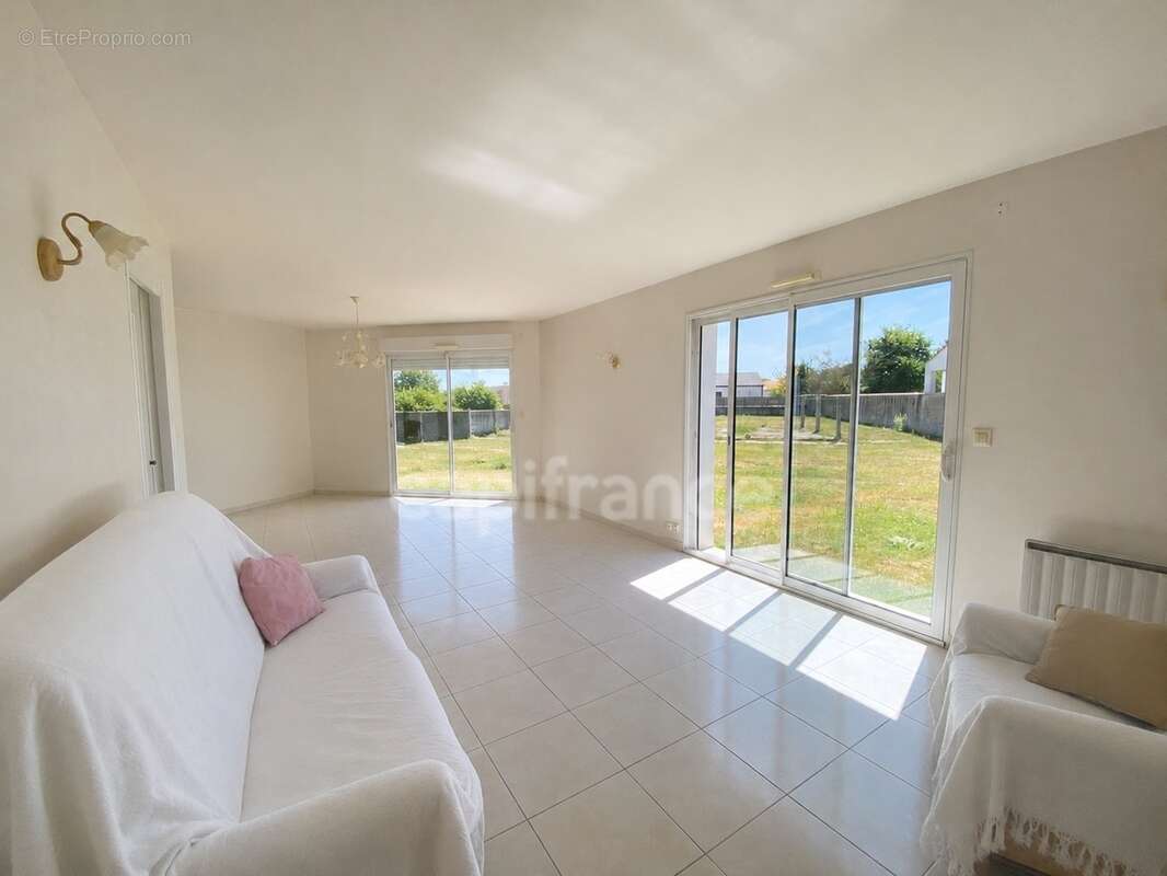 Maison à vendre de plain-pied - 2 chambres - 2 000 m² terrain - CHALLANS (85) - photo 3